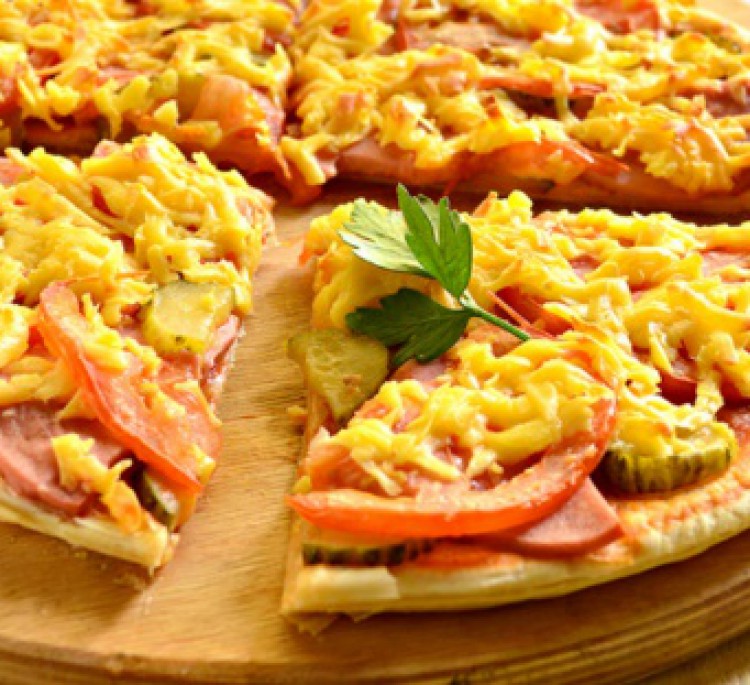 Пицца с колбасой и солёными огурцами Пицца с колбасой и солёными огурцами