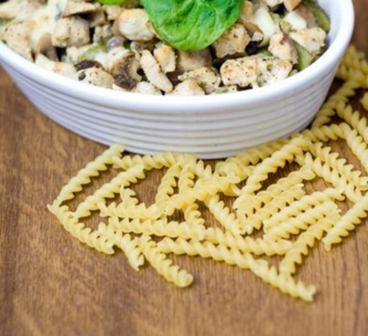 Салат из курицы с маринованными грибами и ананасами консервированными Салат из курицы с маринованными грибами и ананасами консервированными